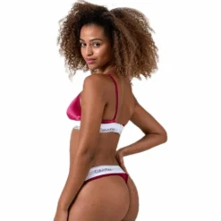 Unlined Triangle Red